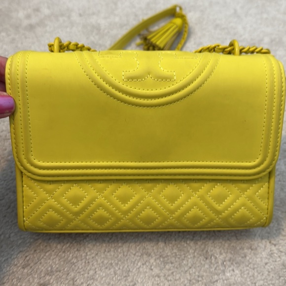 Tory Burch Fleming matte yellow shoulder bag - Picture 7 of 9